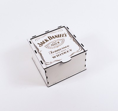 Коробка квадратна на засув з гравіюванням біла "Jack Daniel's" 1