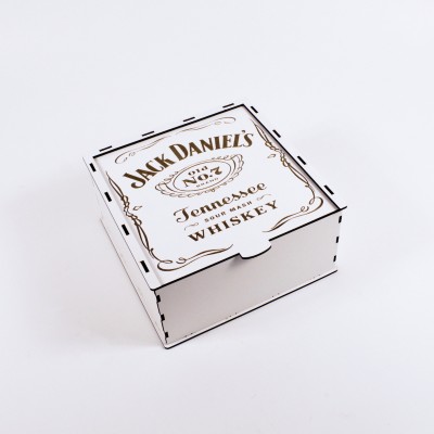 Коробка квадратна на засув з гравіюванням біла "Jack Daniel's" 2