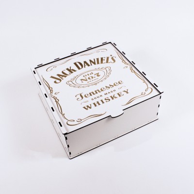 Коробка квадратна на засув з гравіюванням біла "Jack Daniel's" 3