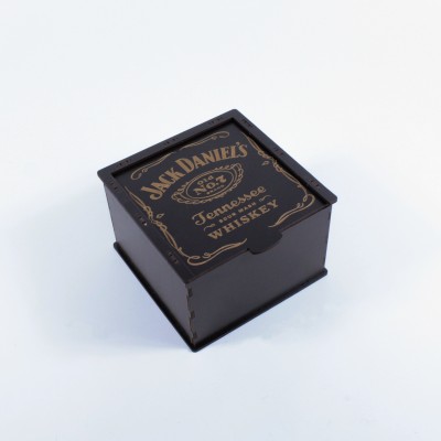 Коробка квадратна на засув з гравіюванням чорна "Jack Daniel's" 1