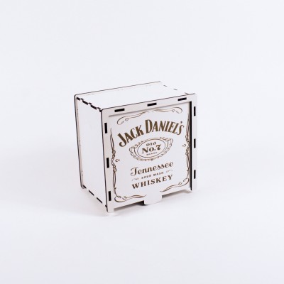 Коробка квадратна на засув з гравіюванням біла "Jack Daniel's" 1