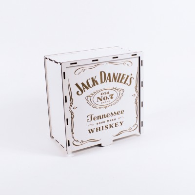 Коробка квадратна на засув з гравіюванням біла "Jack Daniel's" 2