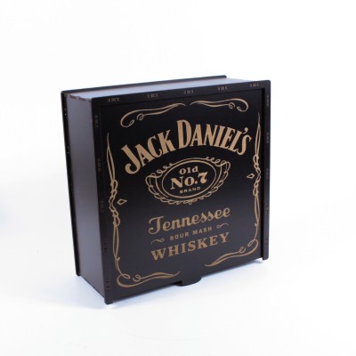 Коробка квадратна на засув з гравіюванням чорна "Jack Daniel's" 3 