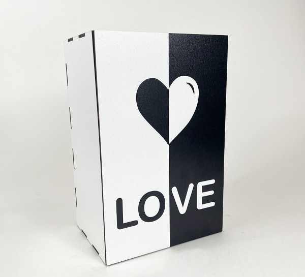 Коробка прямокутна біла "LOVE" Коробка прямокутна біла "LOVE"