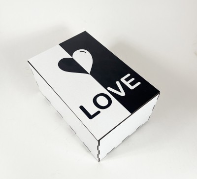 Коробка прямокутна біла "LOVE" Коробка прямокутна біла "LOVE"
