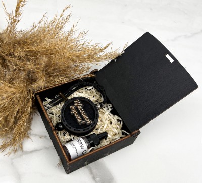 Набір "Дельфіни"Щасливої дороги!чорний (коробочка, підвіска, запах) гравіювання