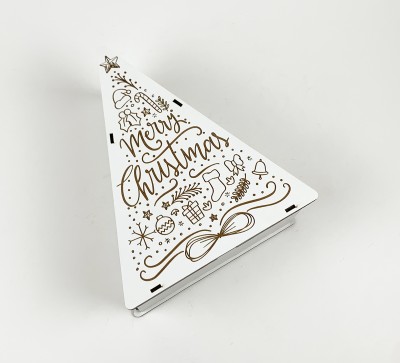Коробочка новорічна біла у формі трикутника "Merry Christmas" з гравіюванням Коробочка новорічна біла у формі трикутника "Merry Christmas" з гравіюванням
