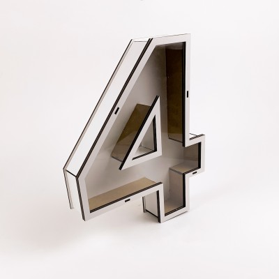 Коробка у формі цифри "4" з прозорою кришкою