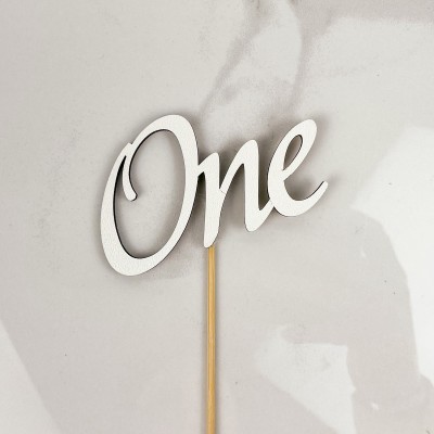 Топпер "One" білий 8,5х6 см. Топпер "One" білий 8,5х6 см.